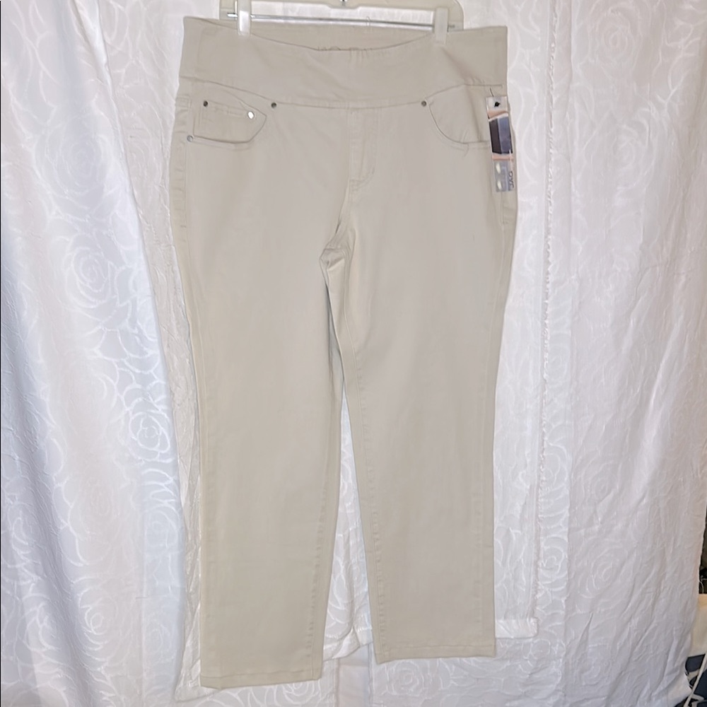 NWT JAG Stone colored Peri Straight pull on women’s jeans. Size 18 W.